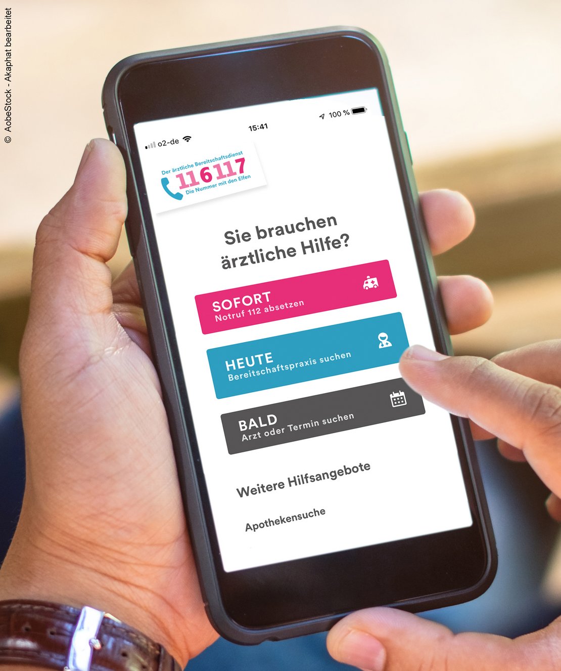 Auf einem Smartphone ist die bundesweite App der Rufnummer 116 117 zu sehen.