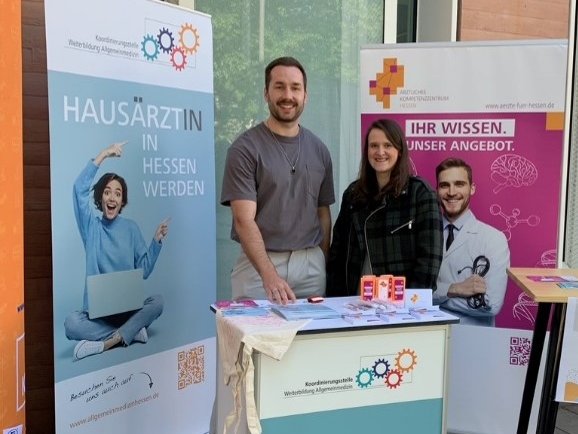 Informationsstand an der Universität mit einem Mitarbeiter und einer Mitarbeiterin aus dem Team Nachwuchsförderung