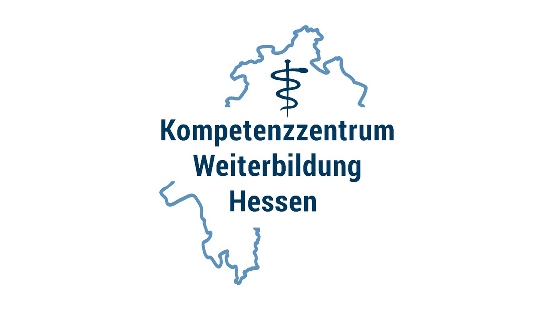 Logo des Kompetenzzentrums Weiterbildung Hessen gebildet aus entsprechendem Schriftzug, der Landkarte von Hessen und einem Äskulapstab