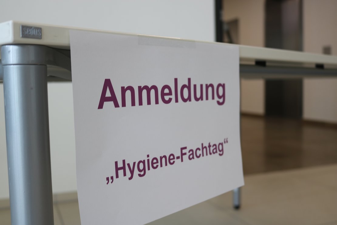 Es ist ein Schild zu sehen, auf dem Anmeldung Hygienefachtag steht.